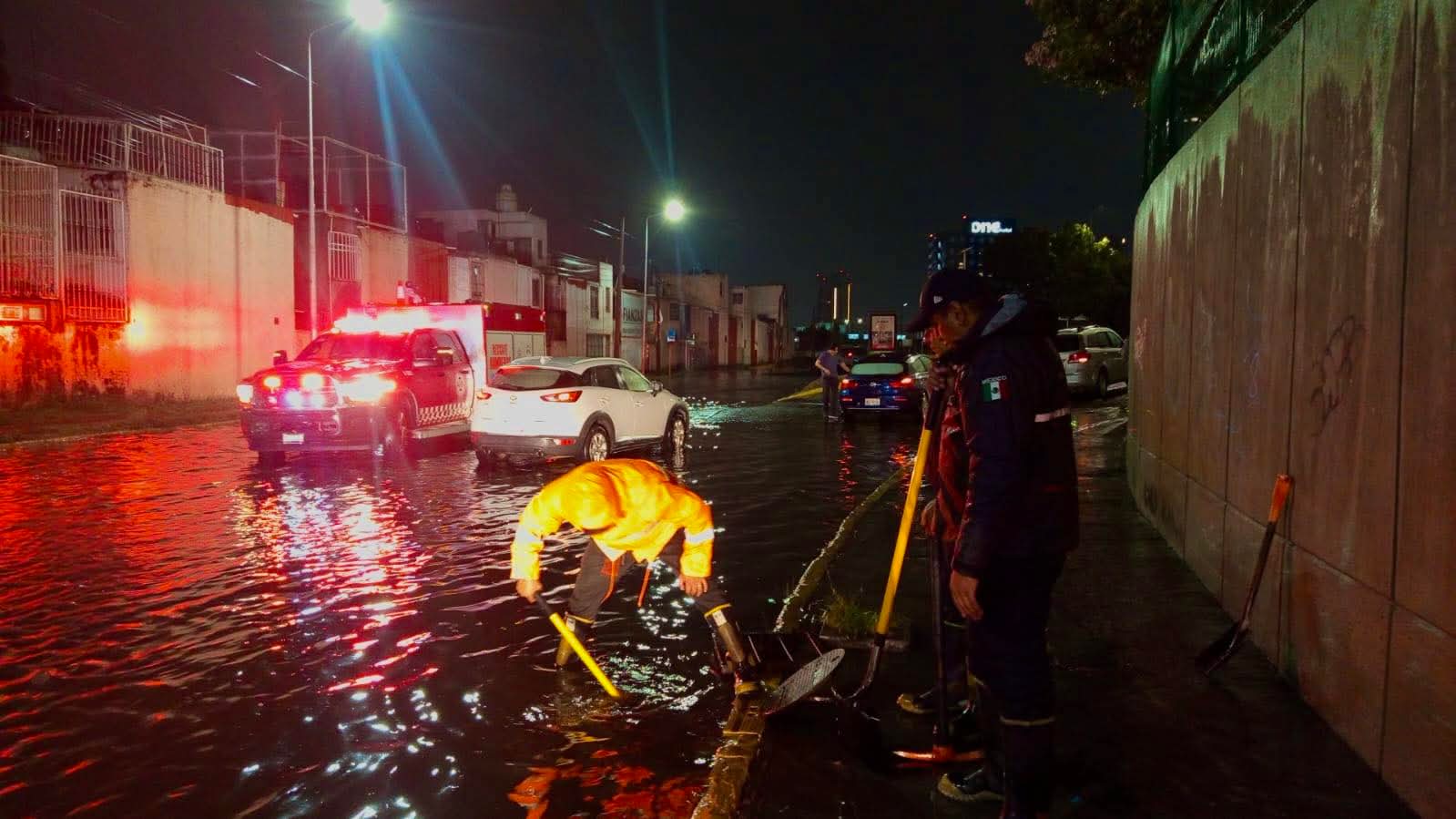 Rescatan a pasajeros varados por lluvias en San Andrés Cholula; activan operativo preventivo