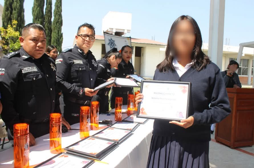 Estudiantes impulsan mensaje contra la violencia a través de mural comunitario en Coronango