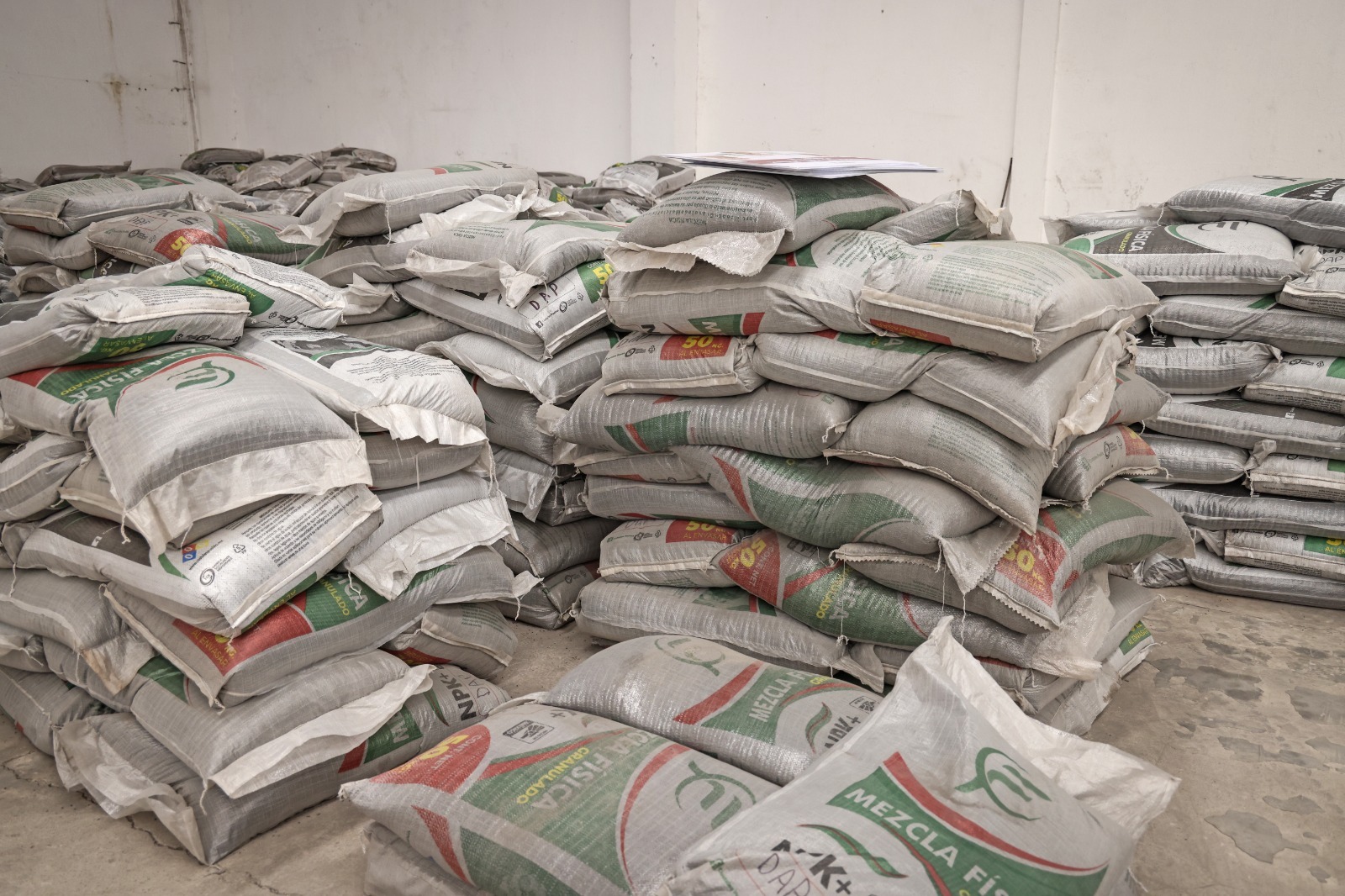 Entrega Omar Muñoz fertilizante y semilla a productores de Cuautlancingo