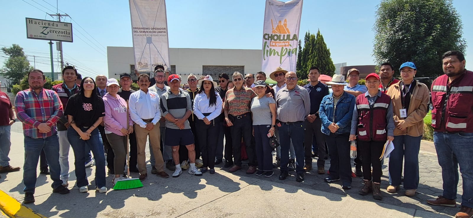 Tonantzin Fernández y vecinos suman esfuerzos para mejorar vialidades en zona de Zerezotla