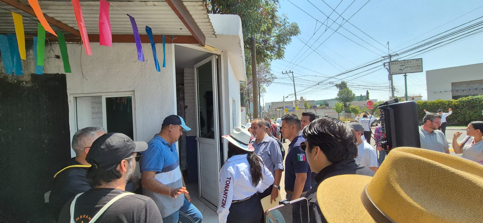 Tonantzin Fernández y vecinos suman esfuerzos para mejorar vialidades en zona de Zerezotla