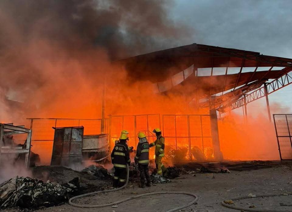 Incendio en planta recicladora de Coronango es atendido sin reporte de lesionados