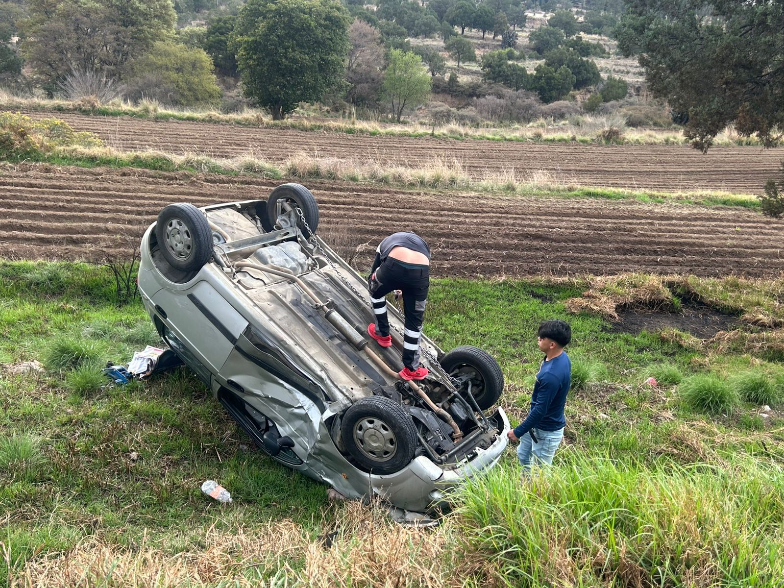 Vuelca automóvil tras corte de circulación en Tetla; hay dos hombres valorados