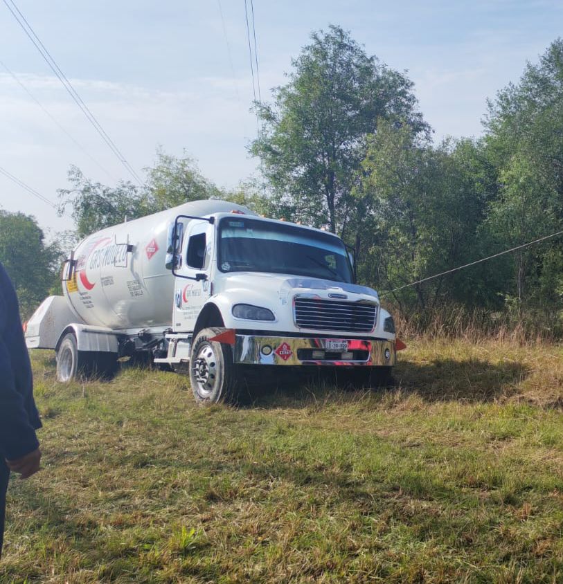 Marina y SSC frustran presunta ordeña de gas LP en Nativitas; abandonan pipa tras quedar atascada