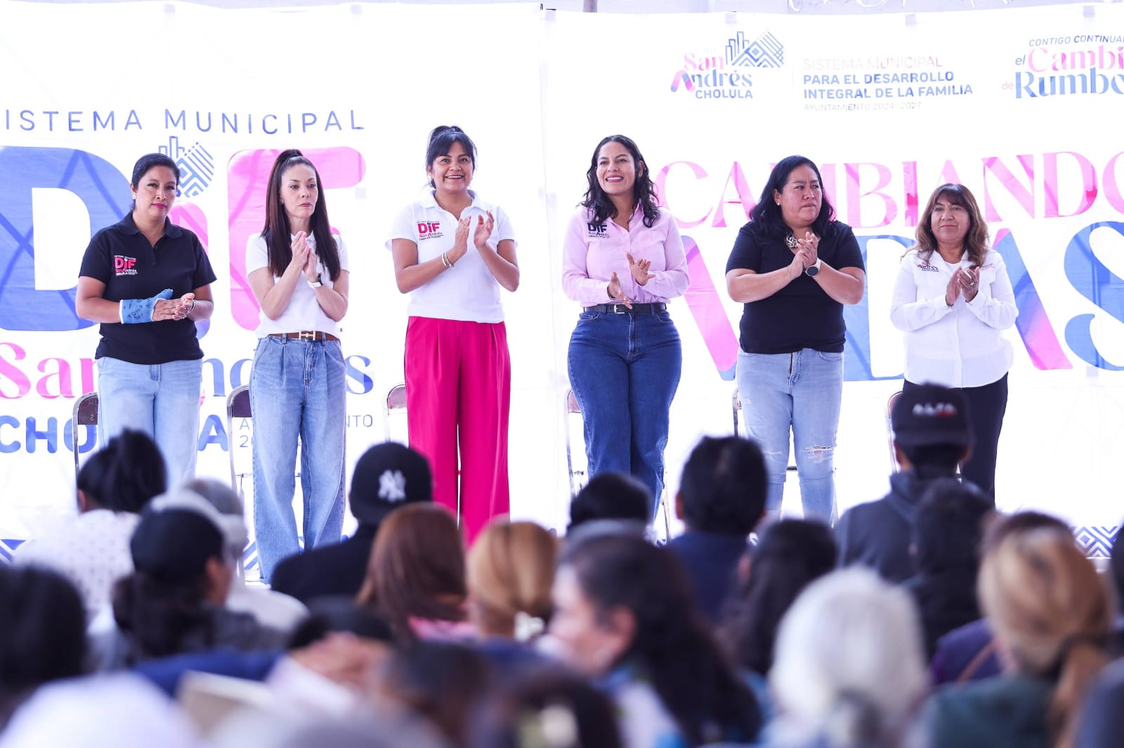 Lupita Cuautle entrega insumos médicos y de higiene con el programa “Cambiando Vidas”