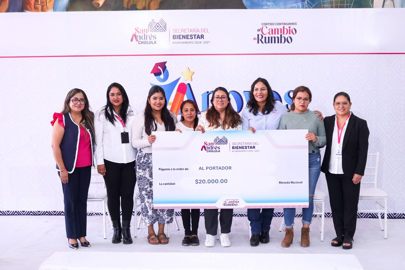 Lupita Cuautle entrega apoyos económicos a planteles educativos del municipio