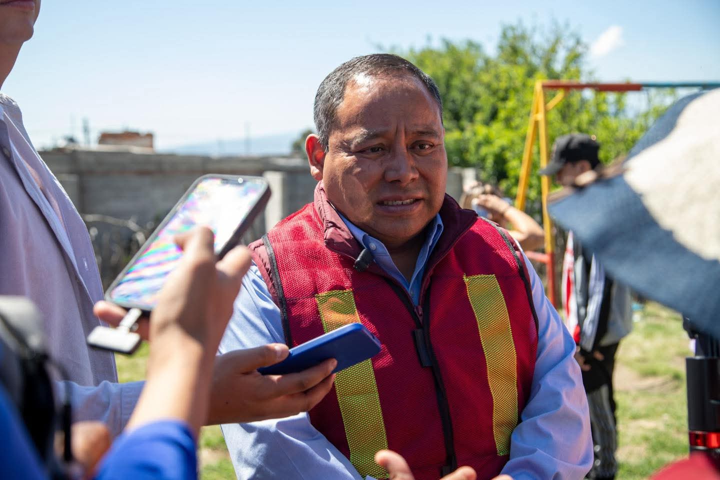 De tapete, Alcalde de Apizaco se subordina por Alfonso Sánchez: “Es mi gallo”