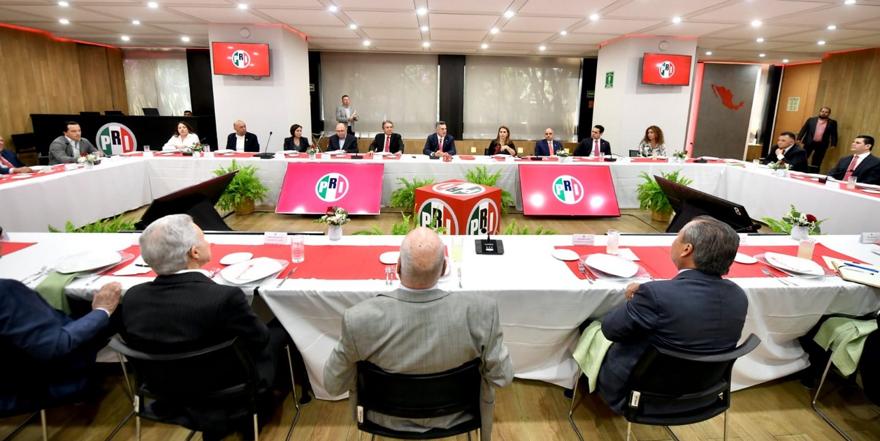 El PRI mueve piezas y abre diálogo con figuras de experiencia