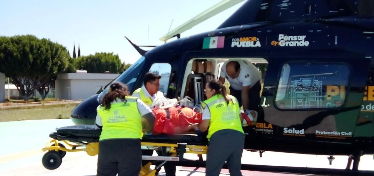 Helicóptero médico trasladando paciente