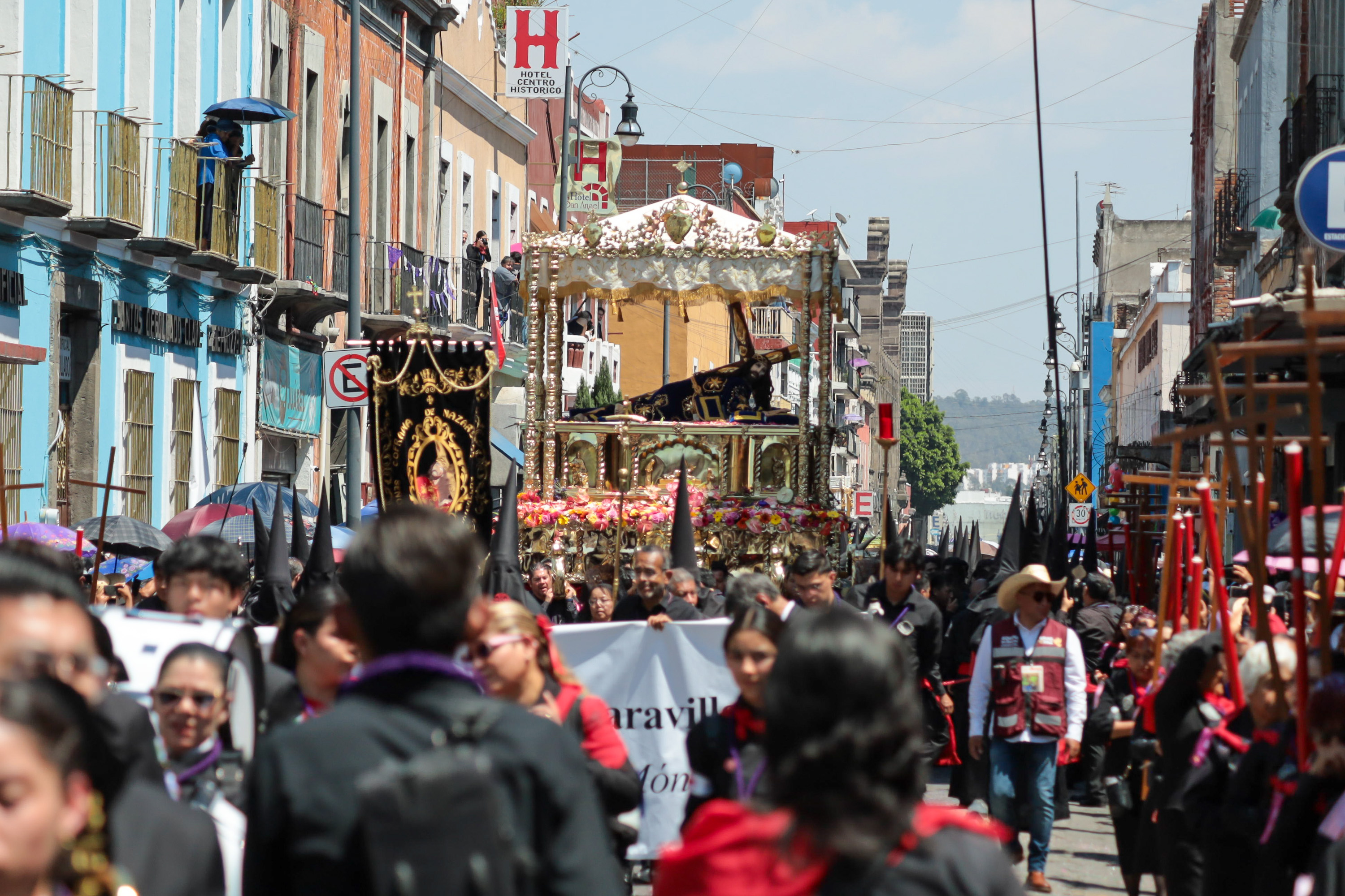 Procesión de Viernes Santo en Puebla arranca con retrasos y multitudinaria asistencia