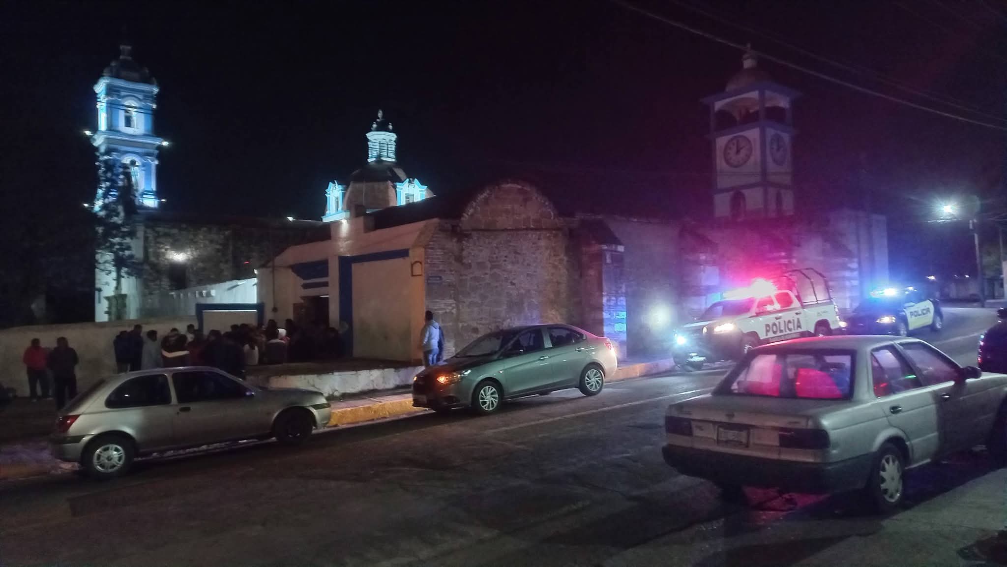 Se llevan al Santísimo en plena velación, en Cuauhtelulpan