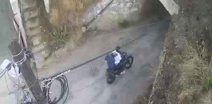 Delincuentes armados asaltan casa de empeño en el centro de Tlaxcala y huyen con dinero y joyas