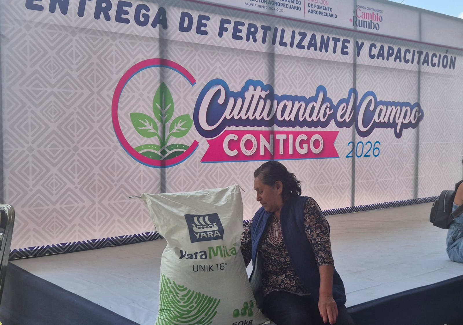 Entrega Guadalupe Cuautle fertilizantes a 400 familias productoras en Tehuiloyocan