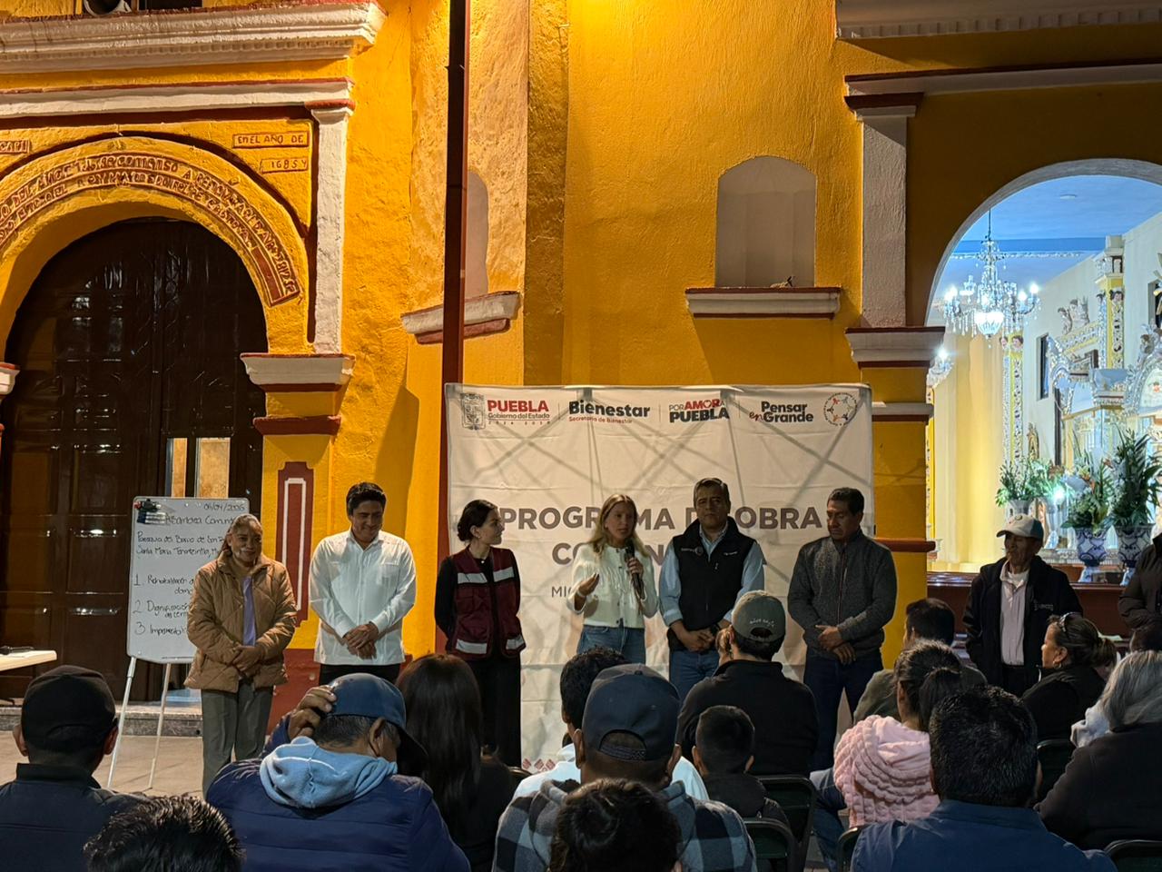 Vecinos de Tonantzintla avalan mejora de su centro comunitario en asamblea