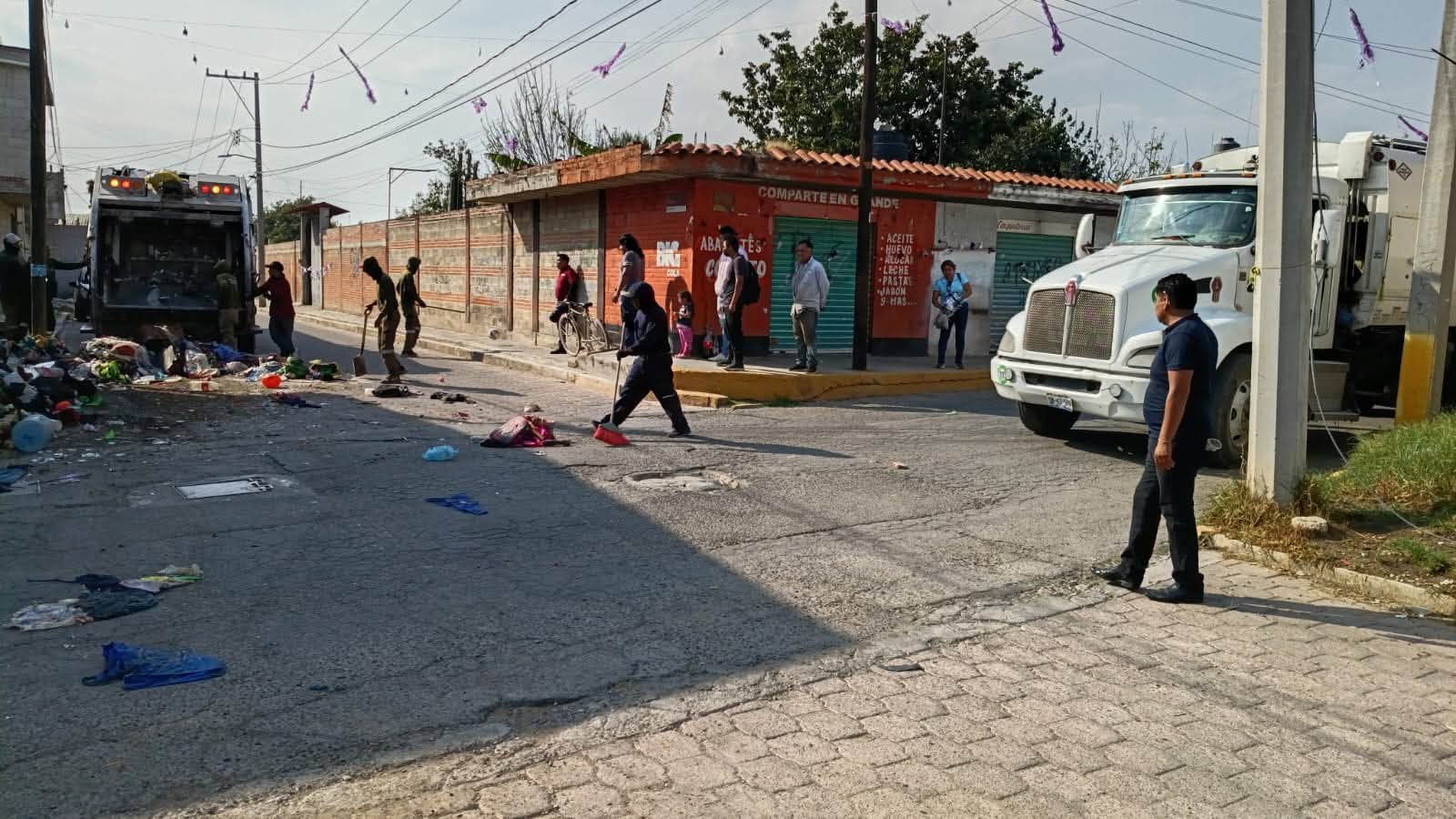 Atienden acumulación de basura en Cuautlancingo; autoridades llaman a respetar horarios de recolección