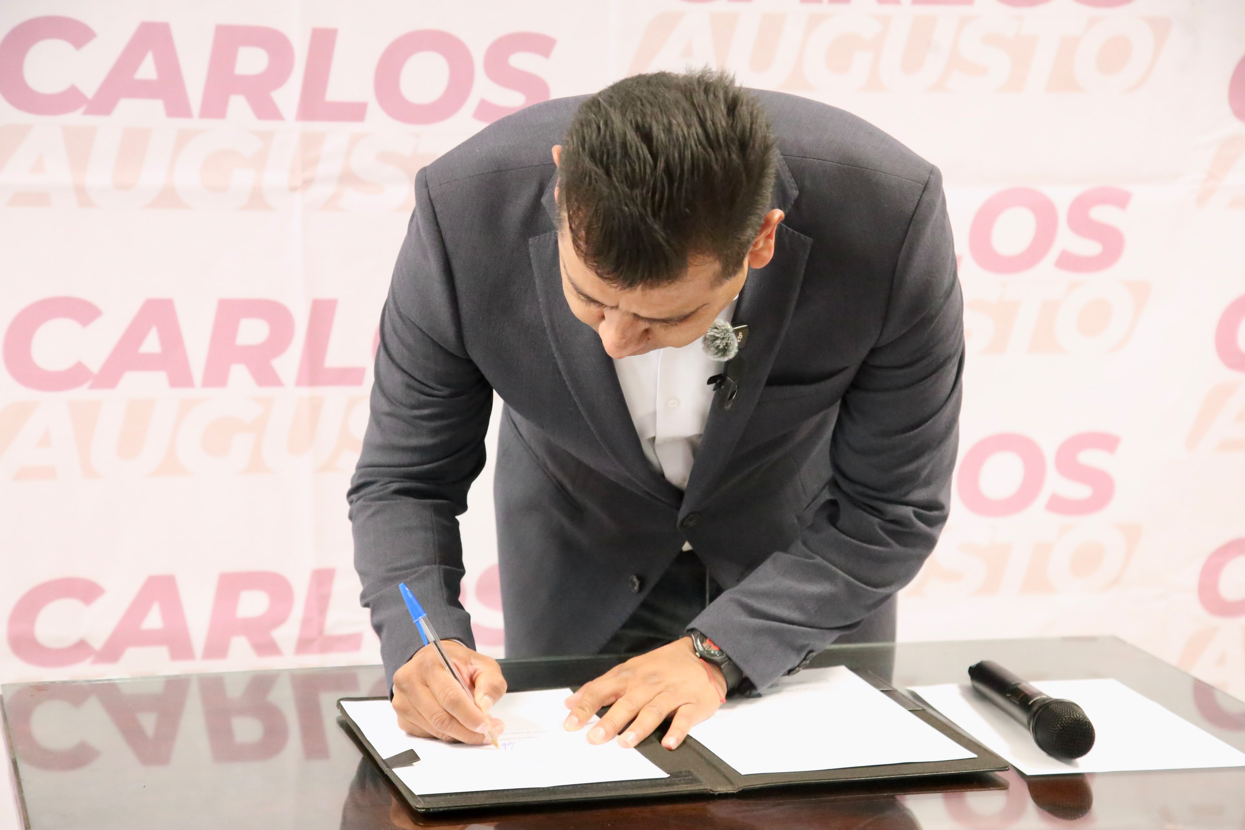 Carlos Augusto Pérez firma decálogo público y recorre la capital tlaxcalteca