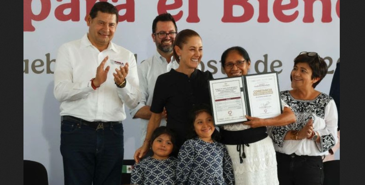 Claudia Sheinbaum durante la entrega de viviendas en Puebla