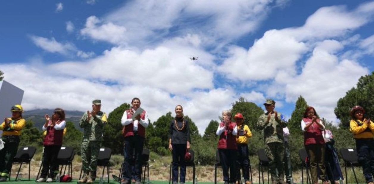 Claudia Sheinbaum durante jornada de reforestación en Puebla