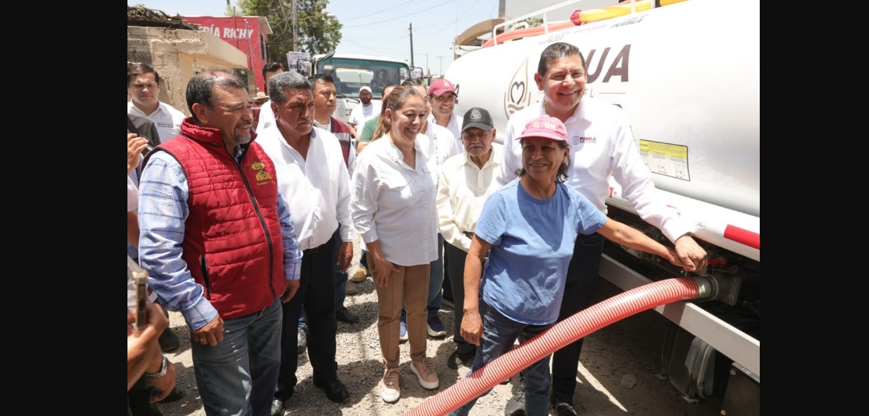 Alejandro Armenta durante visita a una colonia de Puebla