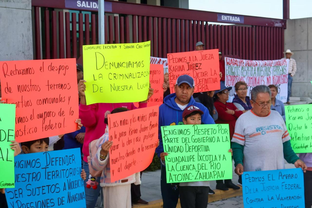 Habitantes de Ixcotla protestan frente a juzgados federales en Apizaco.