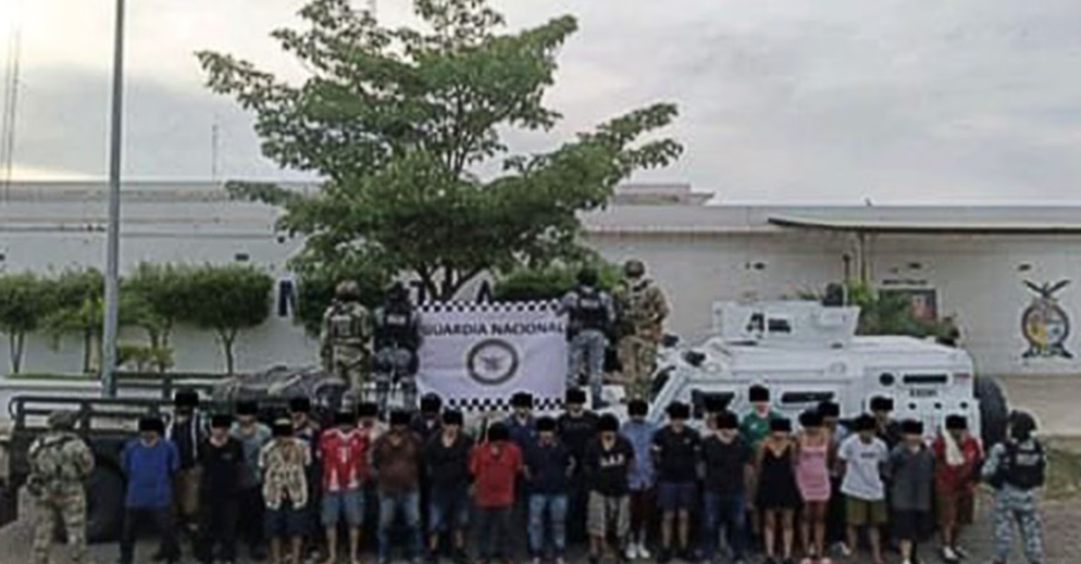 Fuerzas federales durante operativo de seguridad en Mazatlán.