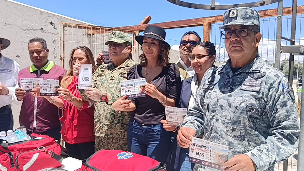 Autoridades revisan un camión de carga durante campaña de prevención vial en Huamantla.