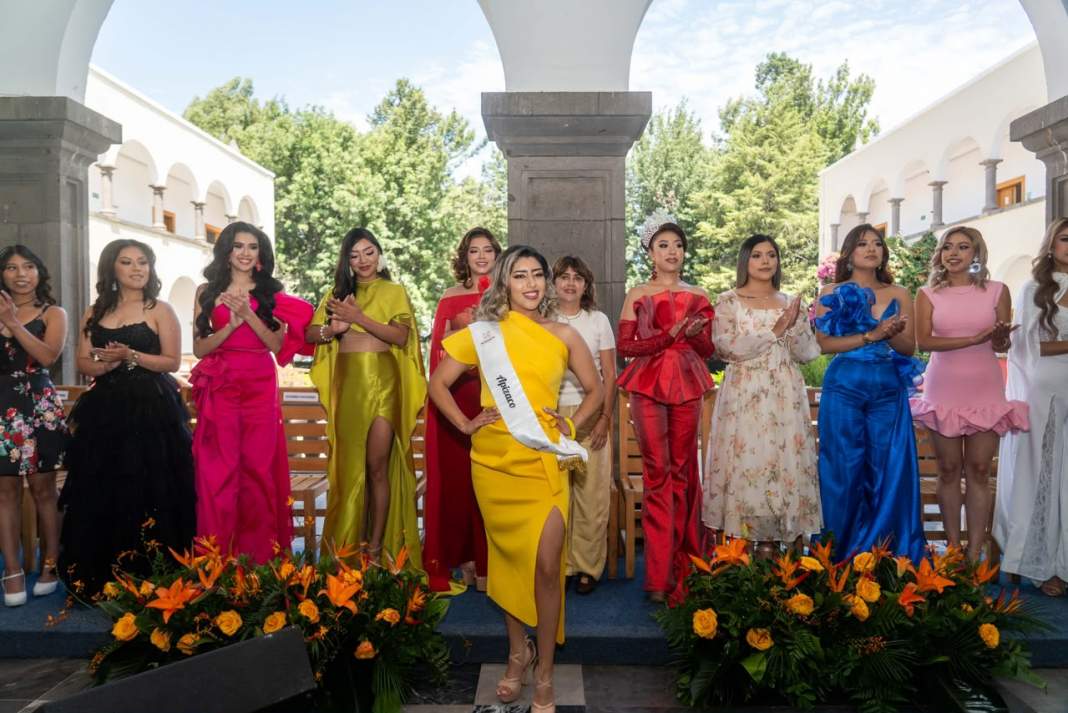 Las 12 aspirantes a Reina de Tlaxcala 2026 durante la imposición de bandas.