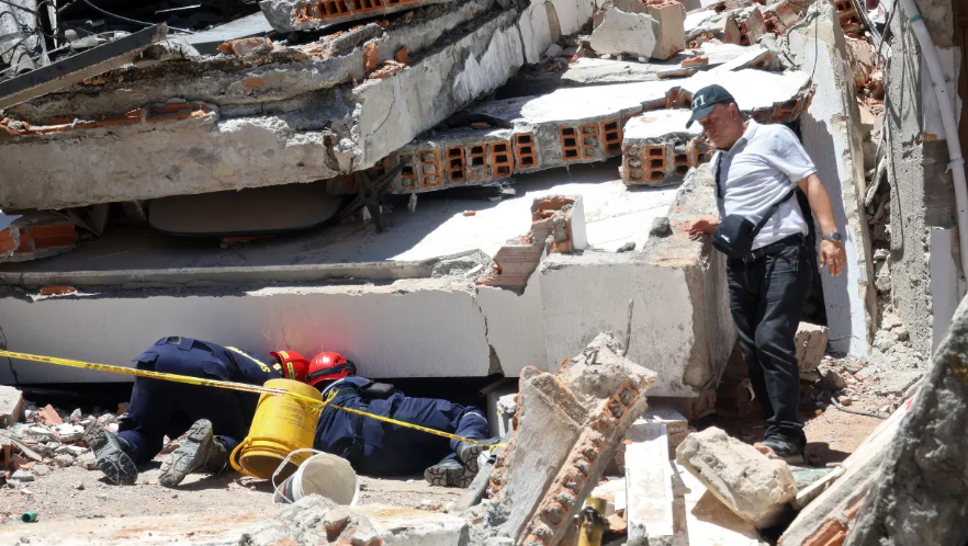Edificios dañados tras fuerte sismo en Colombia.