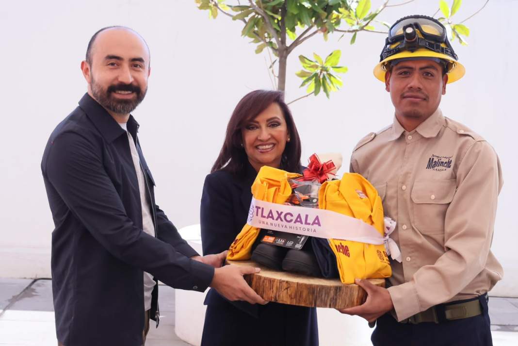 Brigadistas forestales de La Malinche reciben equipo especializado.