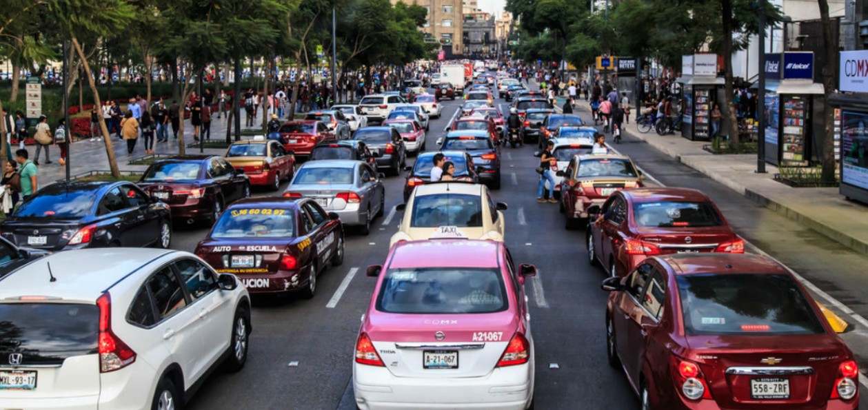 Autos circulando en Ciudad de México durante el Hoy No Circula.