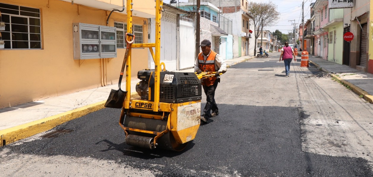 Trabajadores realizan labores de bacheo en Puebla