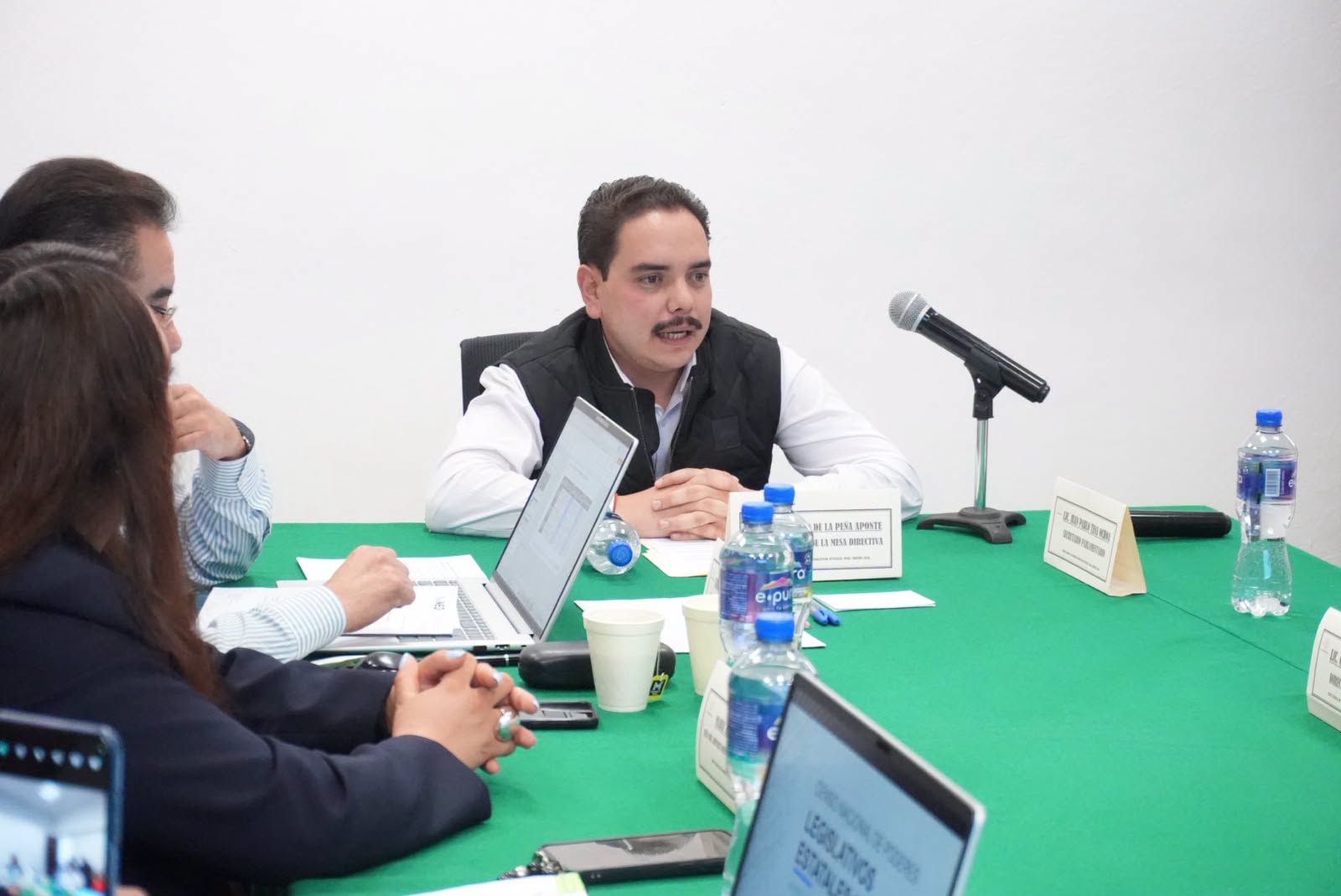 Personal del Inegi y Congreso de Tlaxcala durante reunión de trabajo