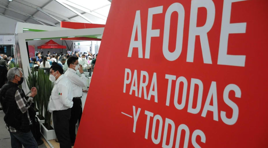Adultos mayores reciben atención sobre su Afore