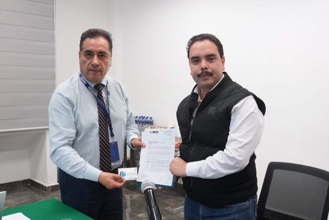 Diputado recibe formato del censo legislativo del Inegi.
