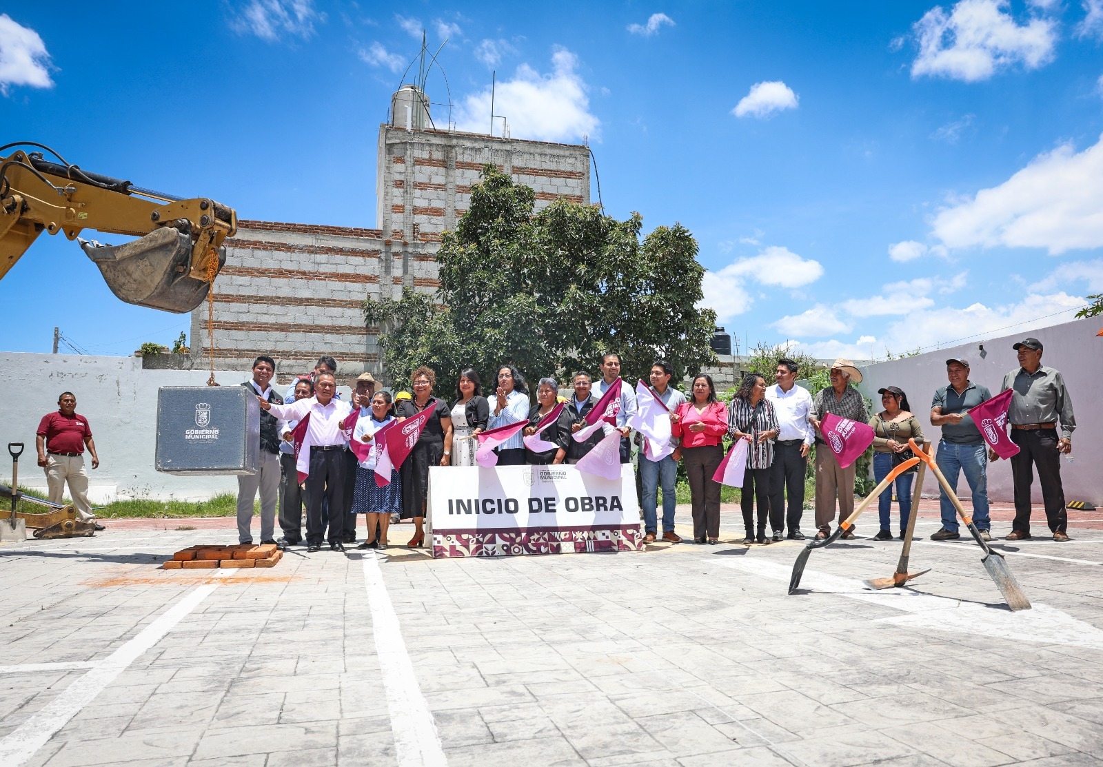 Omar Muñoz inicia construcción de nueva Casa Ejidal