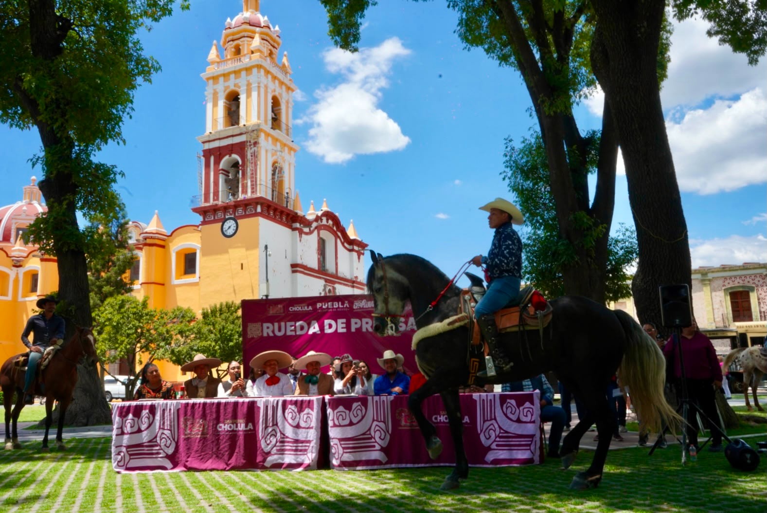 Con tradición y orgullo cholulteca, Tonantzin Fernández presenta la Cabalgata de Inicio de Feria