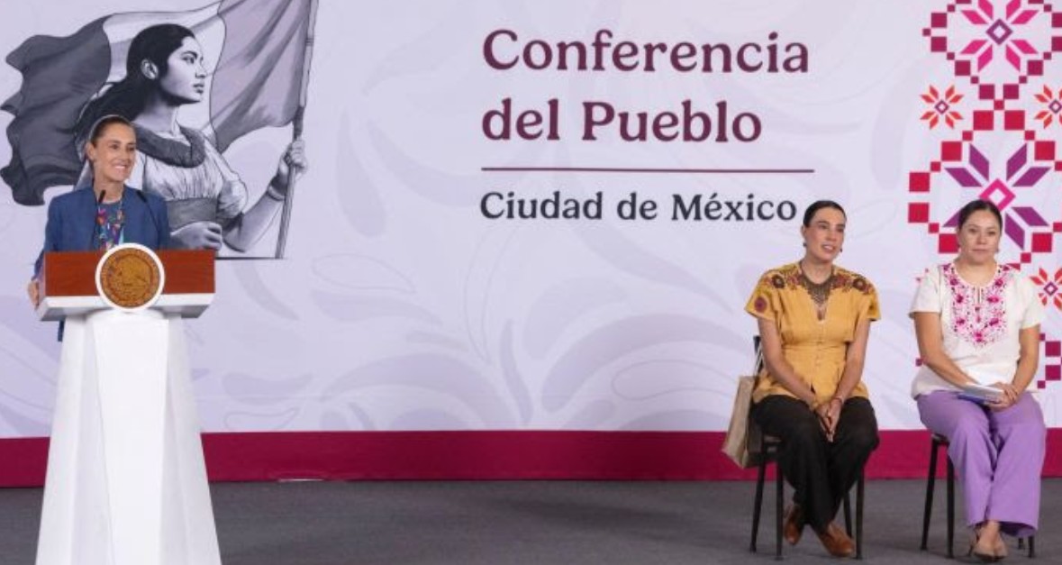 Claudia Sheinbaum durante una conferencia sobre turismo en México.