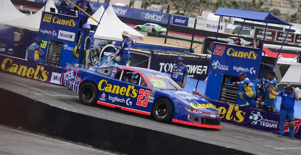Max Gutiérrez durante una carrera de NASCAR México.