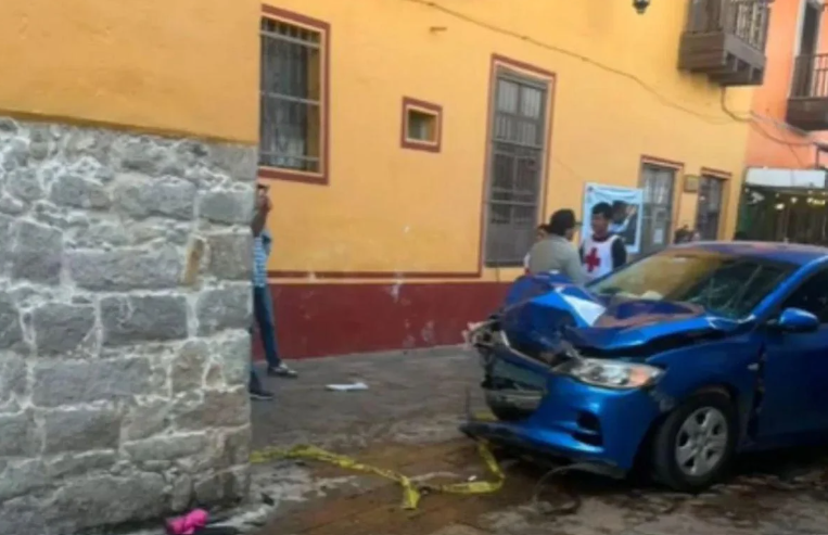Auto azul tras atropellamiento en Zacatlán, Puebla.