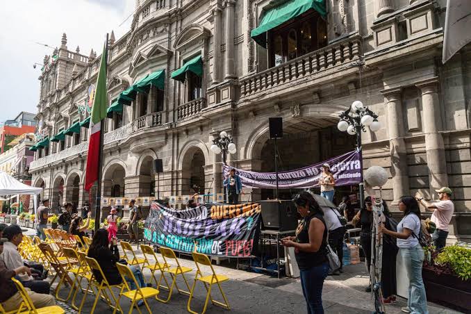 Simpatizantes de Karuzo protestan frente a Palacio Municipal para exigir licencia de funcionamiento