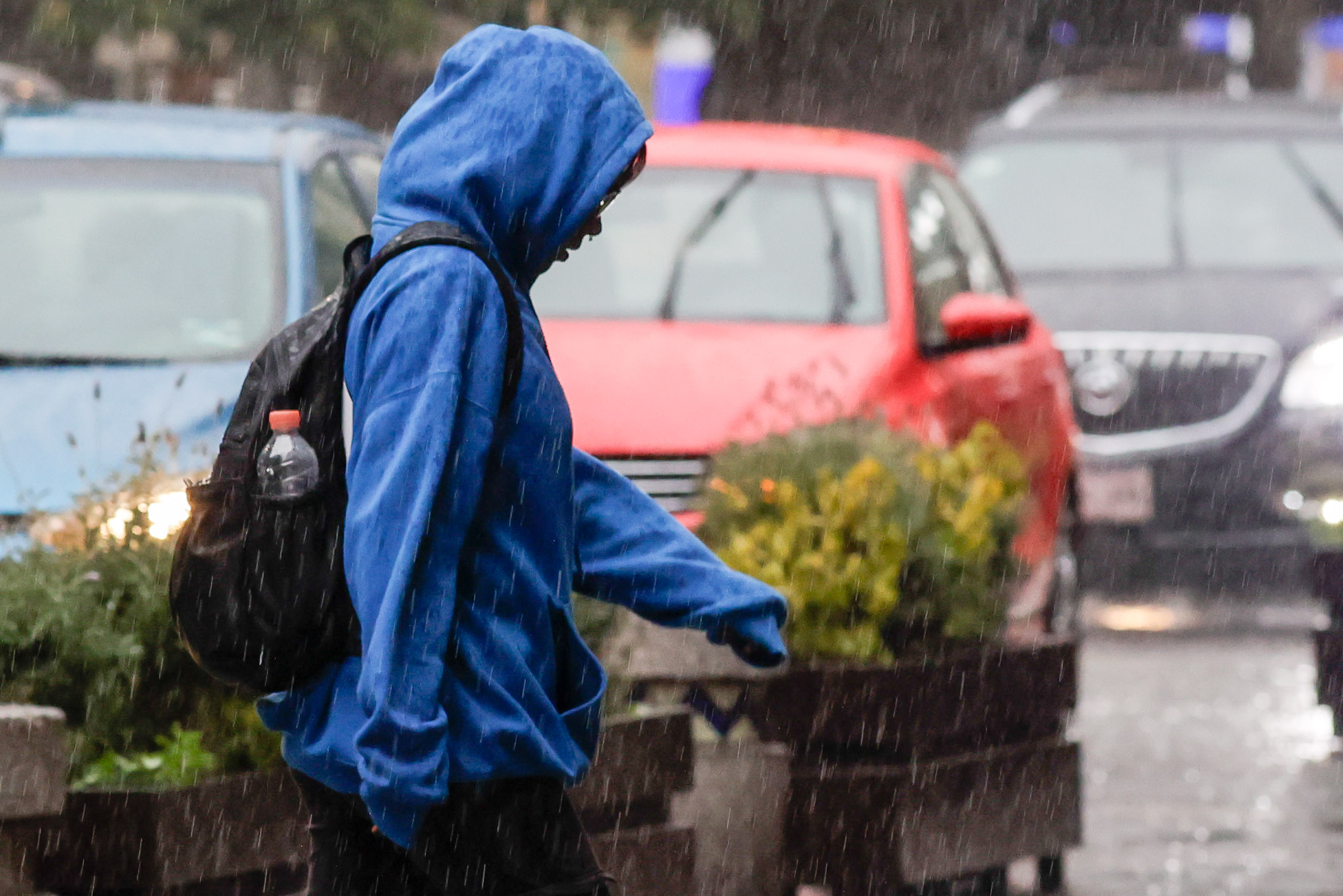 Lluvia sorprende a poblanos y cambia la tarde en la capital