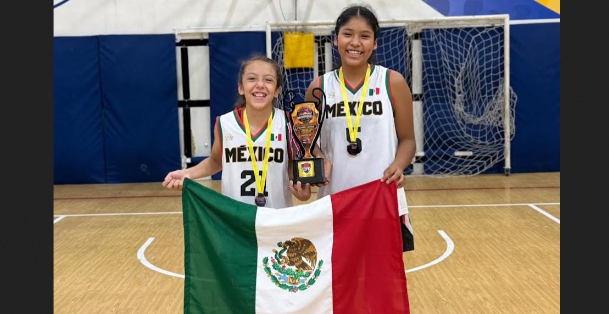 Dos basquetbolistas poblanas durante su participación en Costa Rica.
