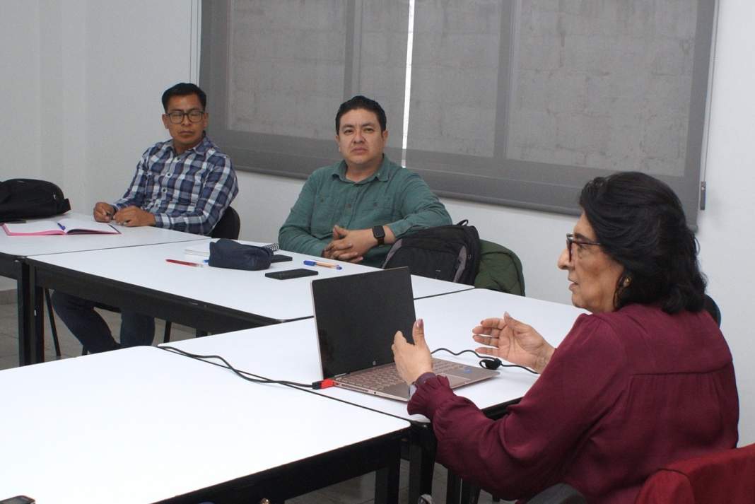 Investigadoras de la UATx durante un seminario académico.