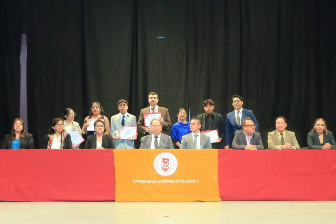 Graduación de estudiantes de la UATx en el Centro Cultural Universitario.