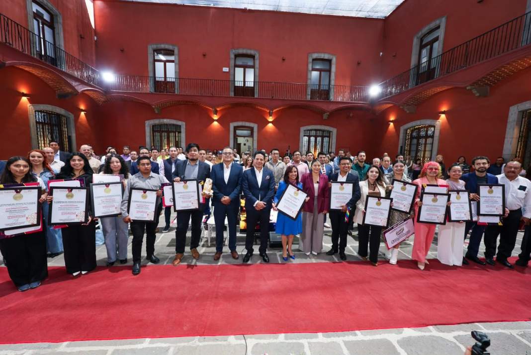 Lorena Cuéllar entrega reconocimientos a jóvenes de Tlaxcala.