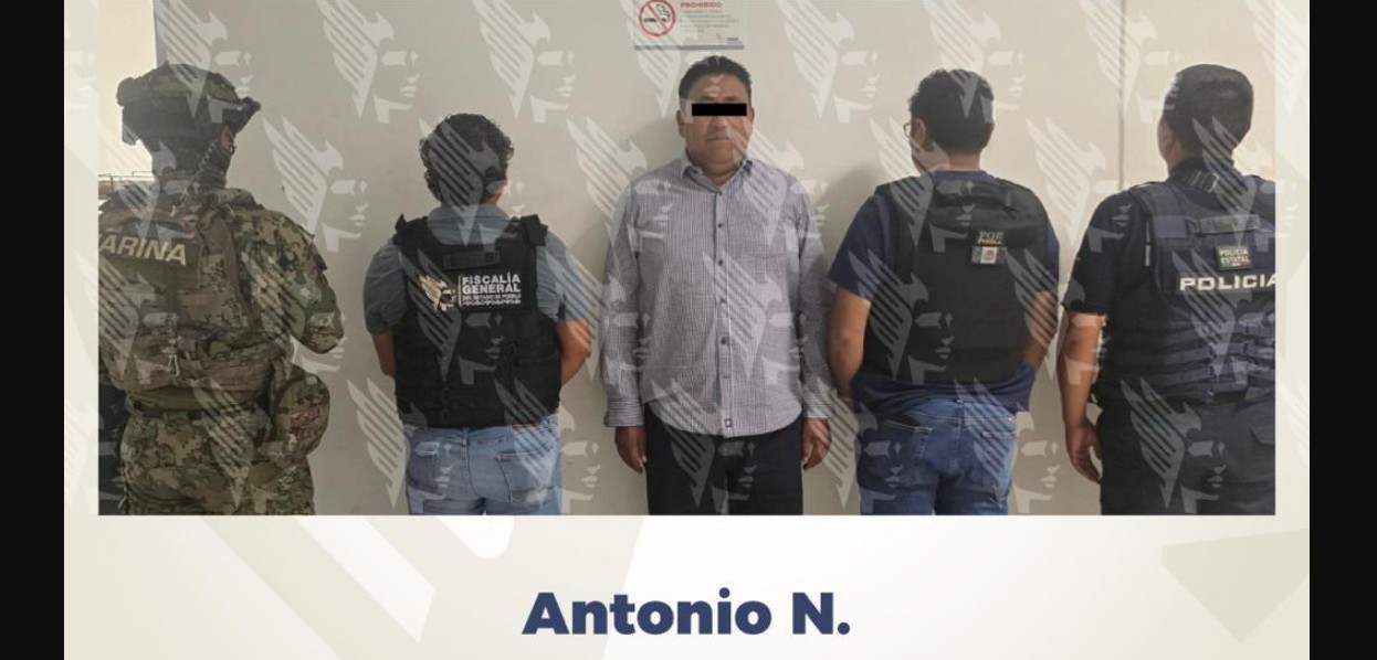 Agentes de la Fiscalía de Puebla durante una diligencia.