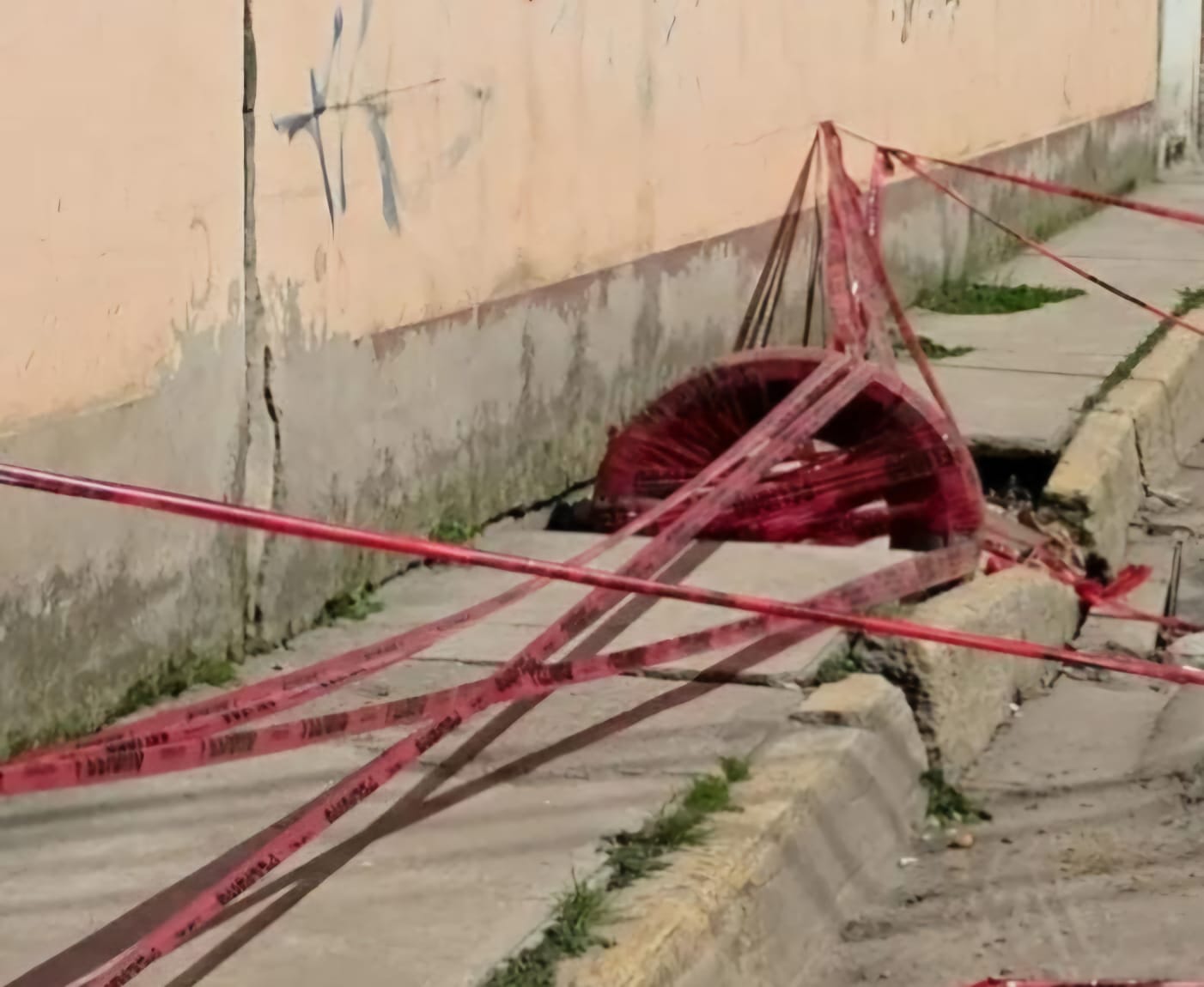 Socavón en San Francisco Ocotlán sigue sin fecha de reparación