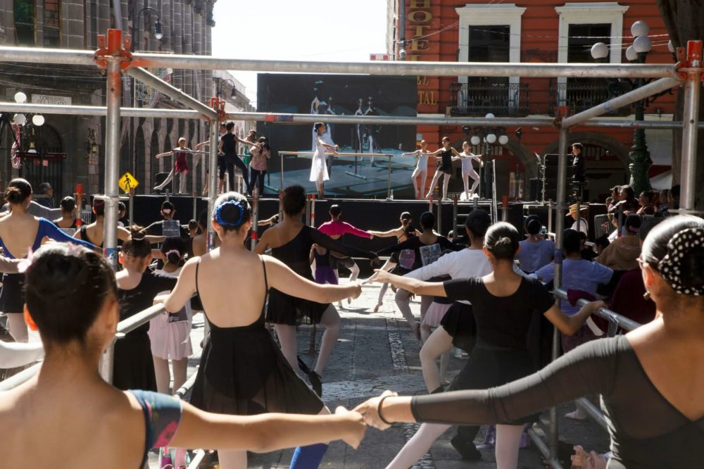 Elisa Carrillo imparte clase masiva de ballet en el corazón de Puebla