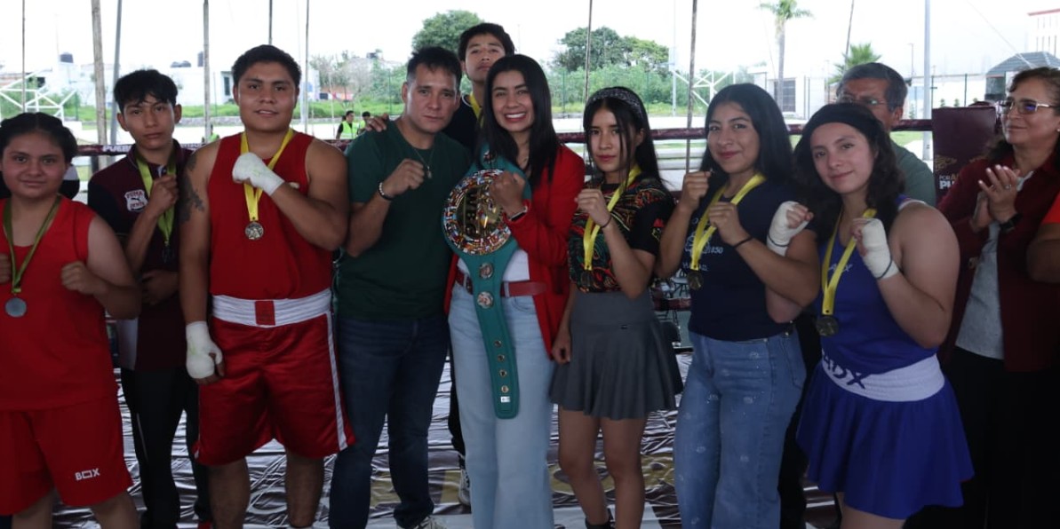 Gaby Sánchez durante exhibición de boxeo en San Lorenzo Almecatla