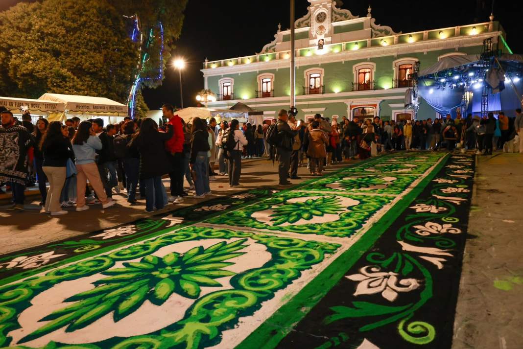 Alfombras de colores en las calles de Huamantla durante la Noche que Nadie Duerme.